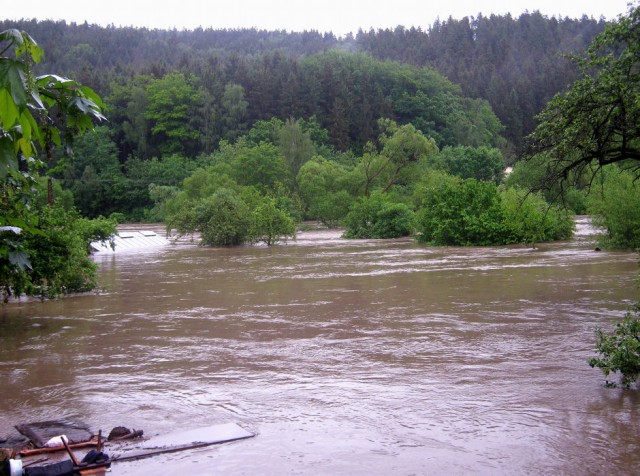 Der Blick zum Garten, der unter viel Wasser verborgen liegt.