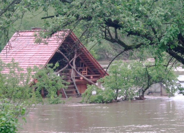 Das Gartenhaus widersteht dem Elsterstrom.
